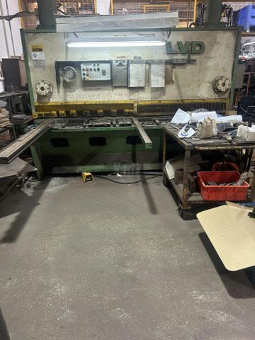 גיליוטינה תוצרת  LVD  2500X13
