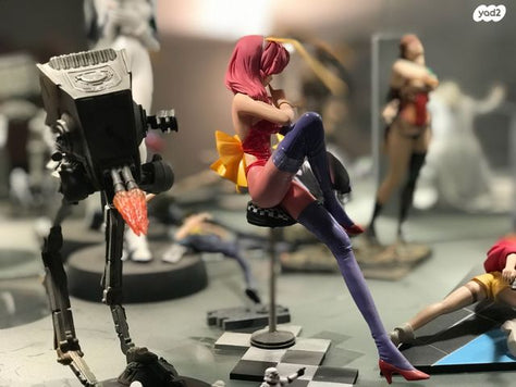 אוסף של action figures ופסלים