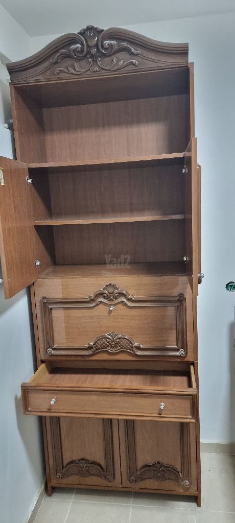 ארון יפה צבע חום