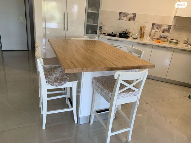 אי במטבח כולל כסאות