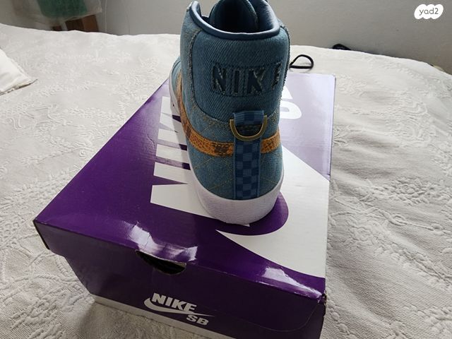 נעליים של "NIKE" עם "SUPREME"