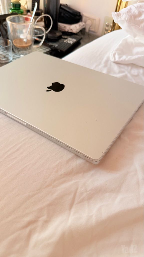 MacBook pro 16 M2