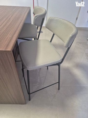 אי מטבח וזוג כסאות