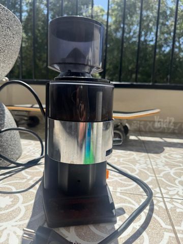 La Cimbali M21 ומטחנה OBEL