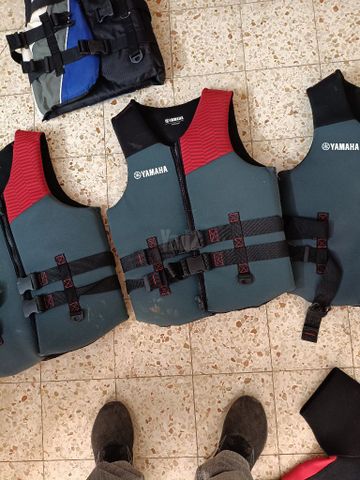 מחלק wakeboard וציוד סקי נוסף