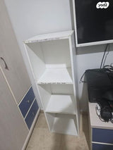 שולחן לבן  ומדפים של housein