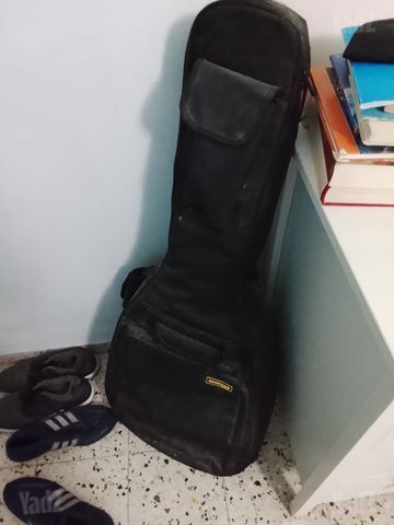 גיטרה YAMAHA C40 וguitare
