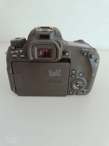 מצלמת Canon EOS 77D.