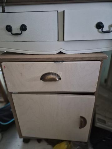 שולחן כתיבה, כוורת ושידה
