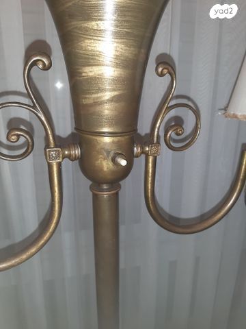 עמוד תאורה עתיק. מנחושת.