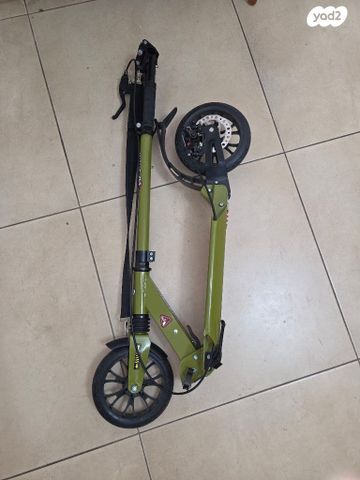 קורקינט עם בולמי זעזועים