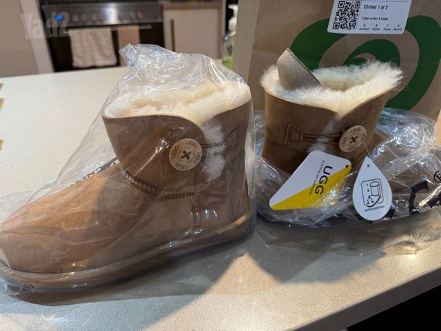 *NEW* UGG AUSTRALIA 38