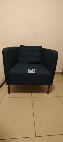 כורסא מבד בצבע כחול כהה