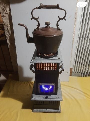 קמין עתיק על נפט. פועל.