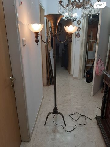 עמוד תאורה עתיק. מנחושת.